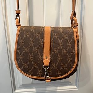 Adrienne Vittadini Crossbody Saddle Bag Purse Adjustable Strap Camel Tan Brown